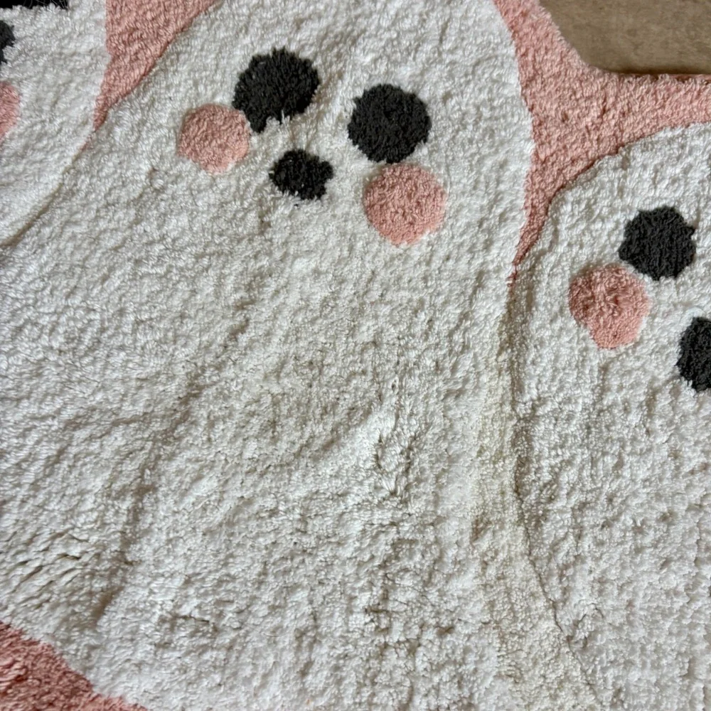 HALLOWEEN Collection Ghost Rug, Plush Cotton Accent Rug, Pink Trim. 20 x 32 NEW